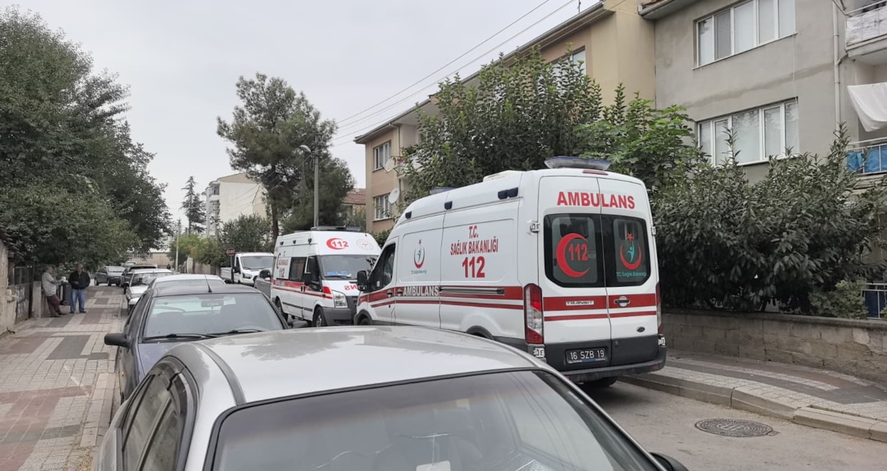 haber alamayinca balkondan eve girdikleri komsularini olu buldular EietQ9S8