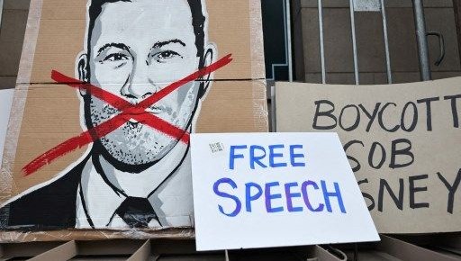 trump bu kez televizyon kanallarini tehdit etti lisanslari iptal edilmeli ExxjLvSB