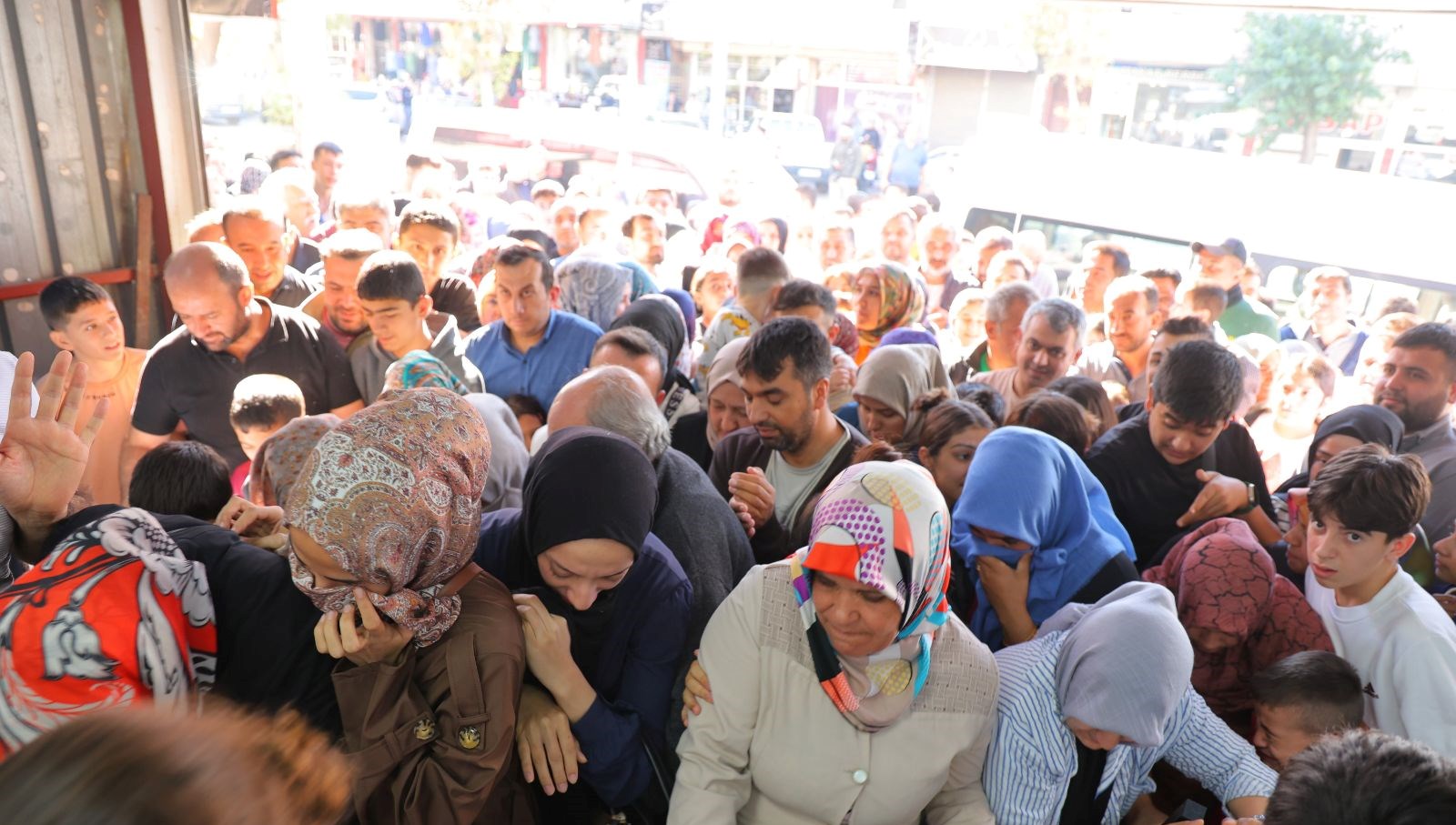 giyim magazasinda indirim izdihama neden oldu rBqBs352