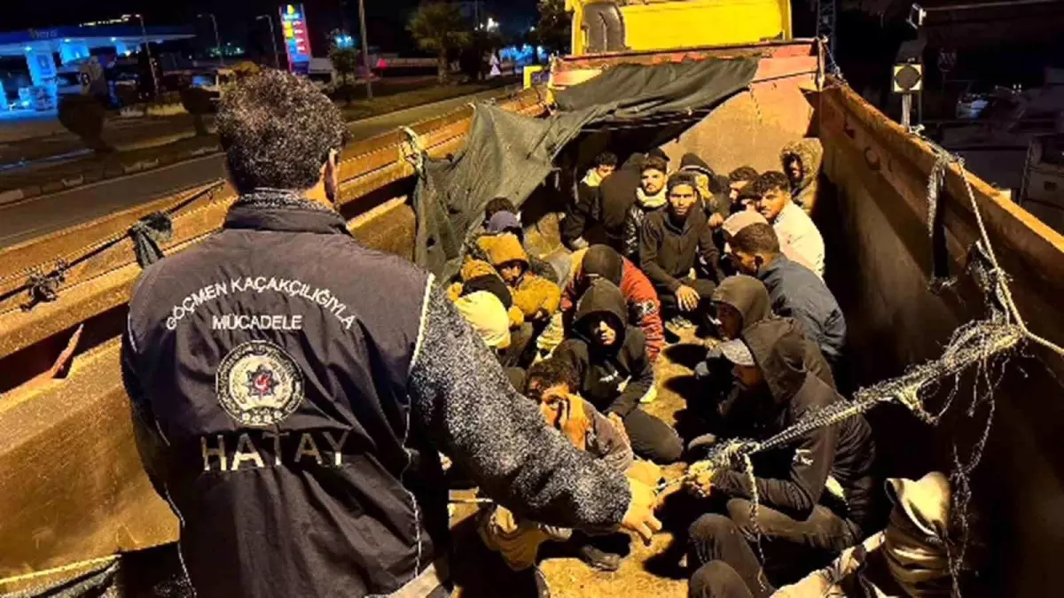 hatayda insan taciri hafriyat kamyonunda 28 kacak gocmenle yakalandi XPJI83Ef.jpg