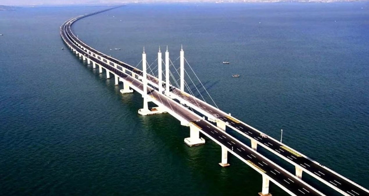 Bir ucundan diğer ucuna 2 saat sürüyor: Dünyanın en uzun köprüsü, yolu yarılıyor