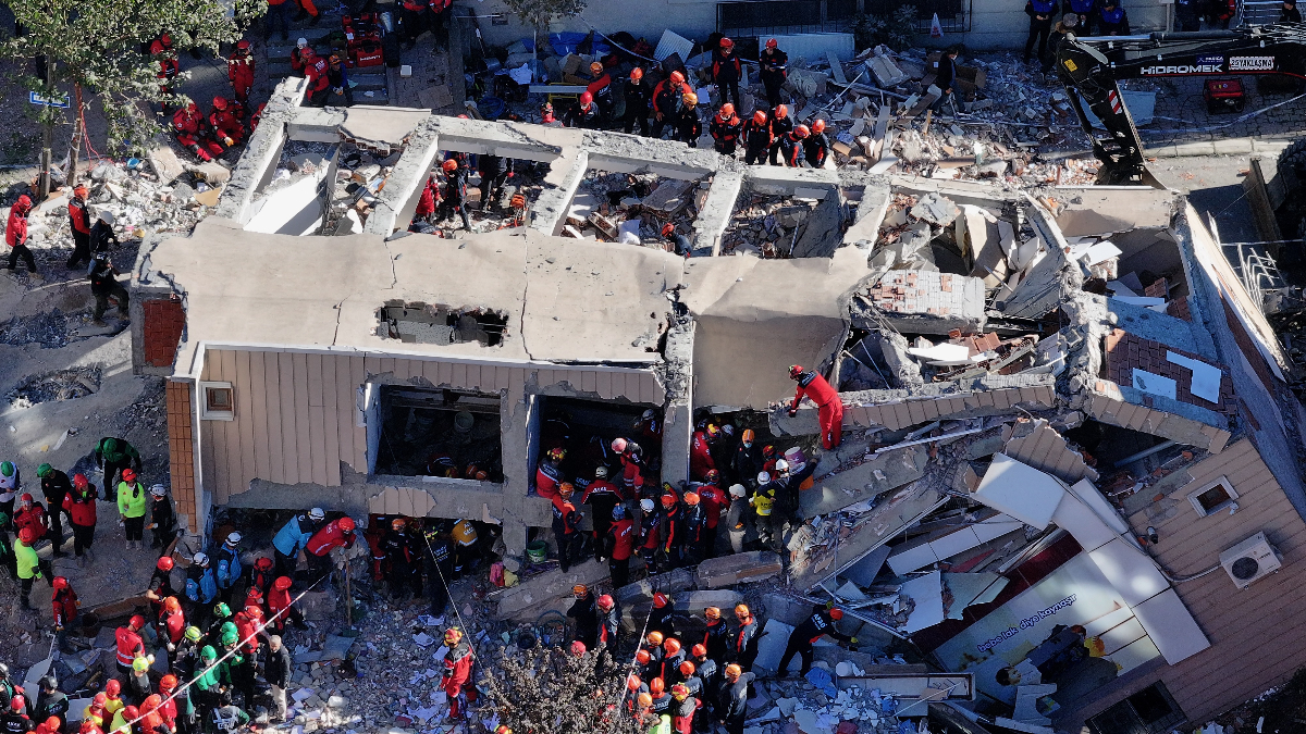 Kocaeli’de çöken binadan sağ kurtarılan Dilara’ya aile üyelerinin vefat haberi verildi