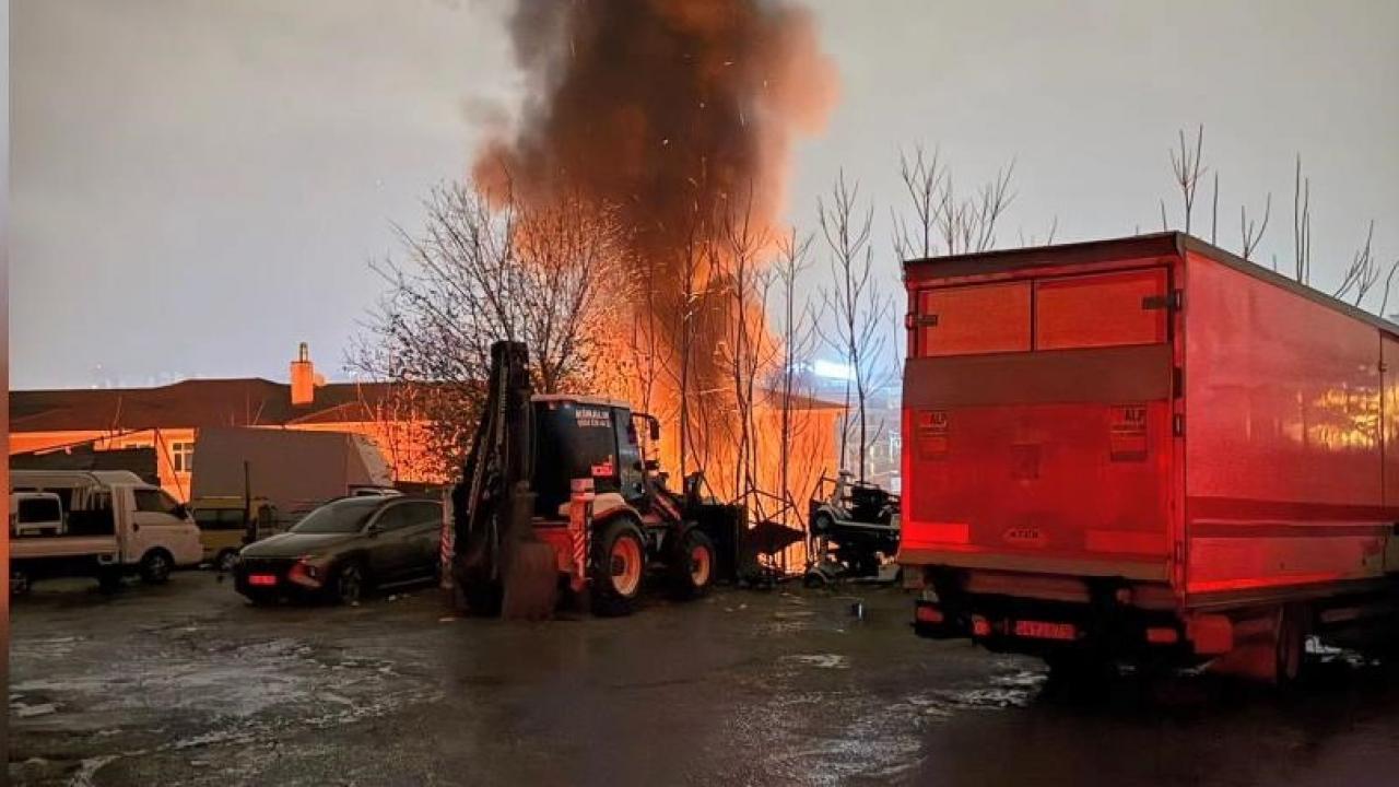 Gaziosmanpaşa’da otoparkta yangın: 14 araç küle döndü