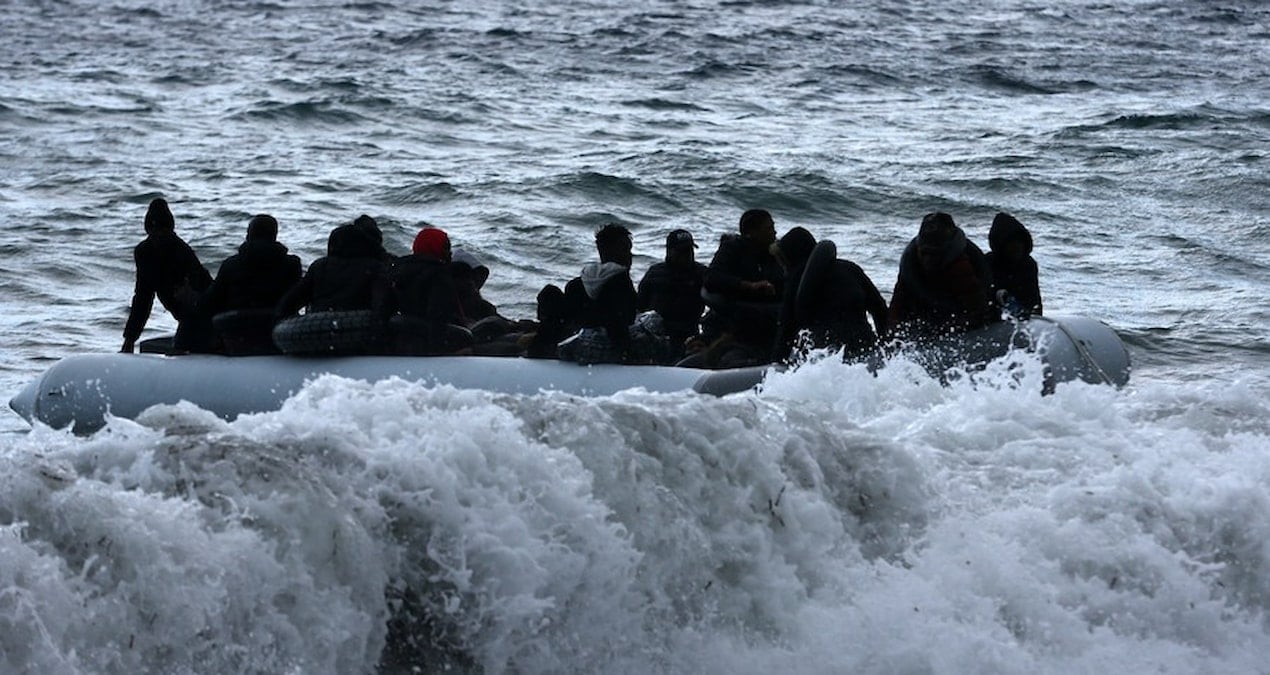 Lastik bot battı: 18 göçmen hayatını kaybetti