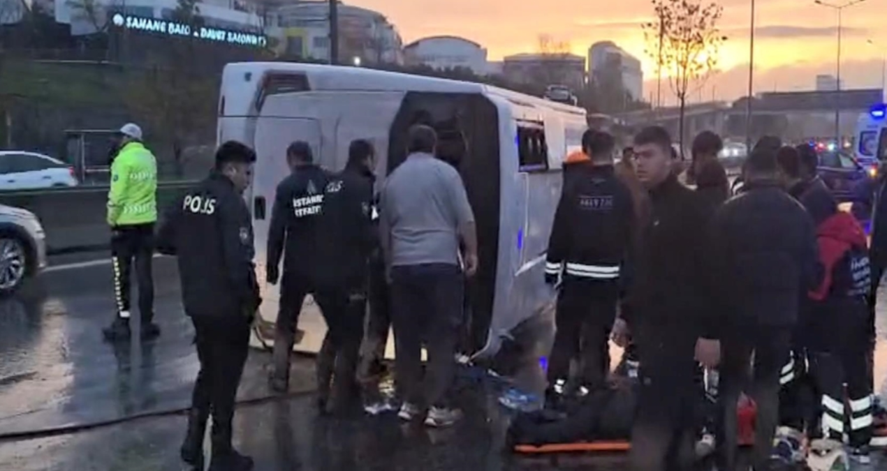 Maltepe D-100’de servis minibüsü devrildi: 2’si ağır 5 yaralı