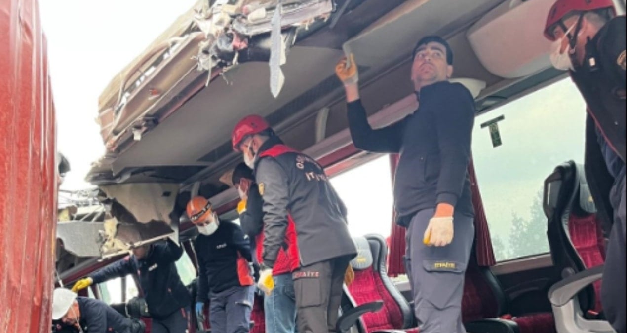 Son dakika… Yolcu otobüsü, otoyolda TIR’a çarptı; 6 ölü