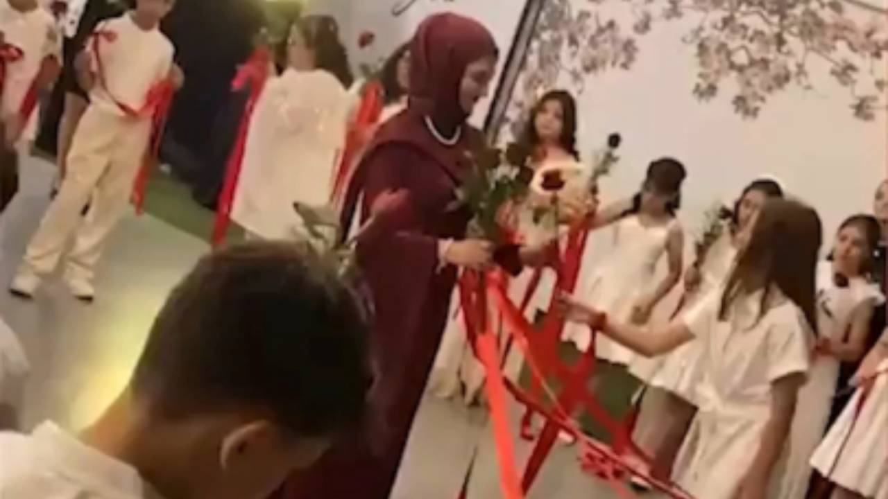 Bazı okullarda sosyal medya odaklı törenler tartışma yarattı: ‘Karne bir düğün seremonisi değildir’