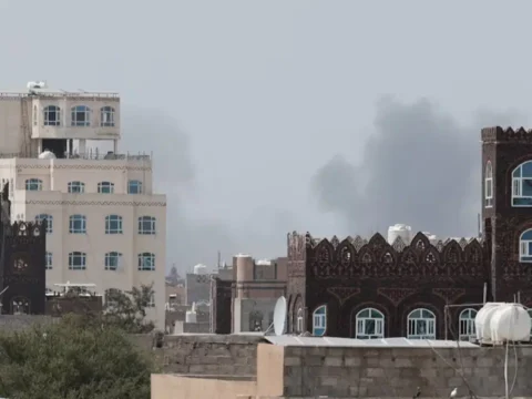 Iran ucagi krizin merkezinde sana havalimani vuruldu husiler riyadi hedef gosterdi pRIMxK7h